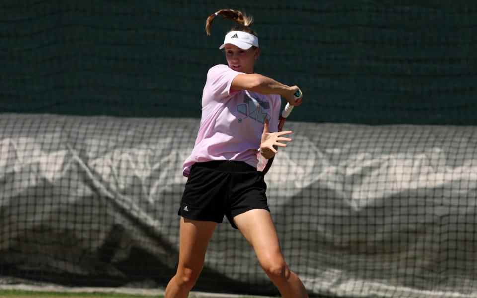 Elena Rybakina du Kazakhstan joue un coup droit lors d'une séance d'entraînement le douzième jour des Championnats de Wimbledon 2022 au All England Lawn Tennis and Croquet Club le 08 juillet 2022 à Londres, Angleterre - GETTY IMAGES