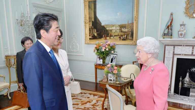 La reine présente ses condoléances à l’empereur du Japon après l’assassinat de Shinzo Abe