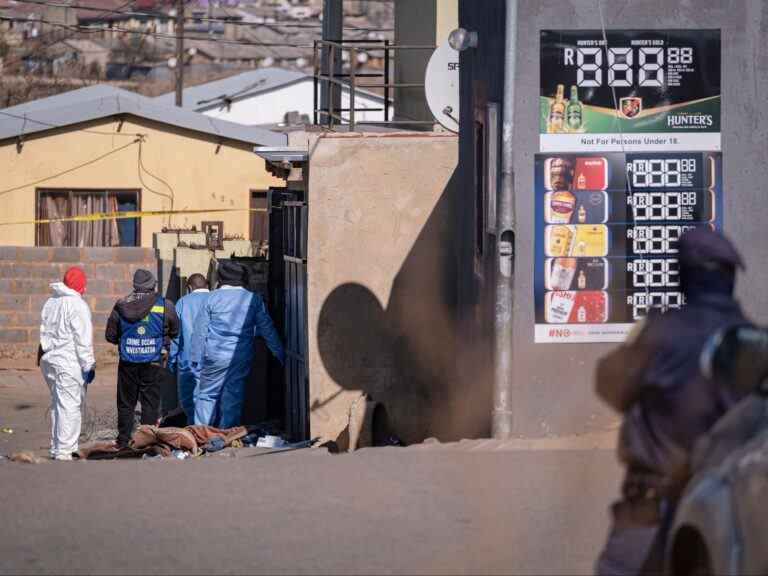 «IL Y AVAIT DU SANG PARTOUT»: des hommes armés tuent 19 personnes lors de fusillades «au hasard» dans un bar en Afrique du Sud