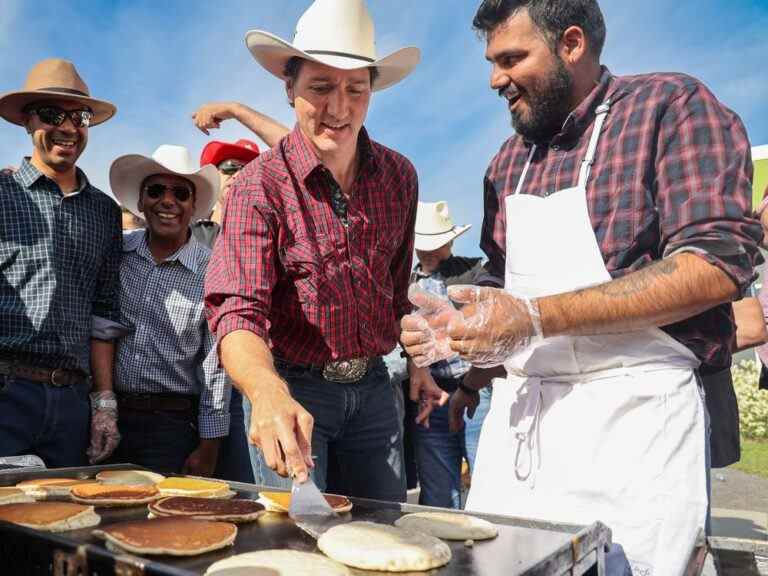 Le premier ministre Trudeau arrive pour le premier Stampede de Calgary depuis 2019