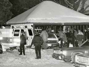 La police de la ville de Regina se prépare à retirer le corps de JoAnn Wilson du garage de sa maison au 2876, rue Albert, où elle a été retrouvée morte vers 18 heures le vendredi 21 janvier 1983. Son ex-mari Colin Thatcher a ensuite été reconnu coupable. du meurtre.  Photo d'archives Leader-Post.