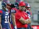 L'entraîneur-chef des Alouettes de Montréal Khari Jones sur la touche avant un match contre le Rouge et Noir d'Ottawa à Montréal le 11 octobre 2021.