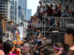 Les spectateurs admirent la vue du Toronto Pride Parade le dimanche 26 juin 2022. Un nouveau rapport a révélé que le plus haut niveau d'infection à Omicron a été trouvé chez les jeunes adultes, âgés de 17 à 24 ans.