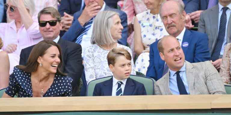 La duchesse Kate et le prince George se coordonnent dans la marine pour ses débuts à Wimbledon