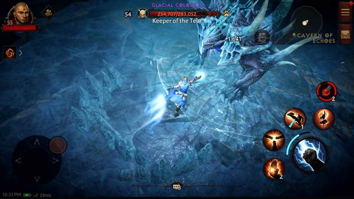 Un moine affronte le boss Gardien de la déchirure dans un donjon glacé dans une capture d'écran de Diablo Immortal