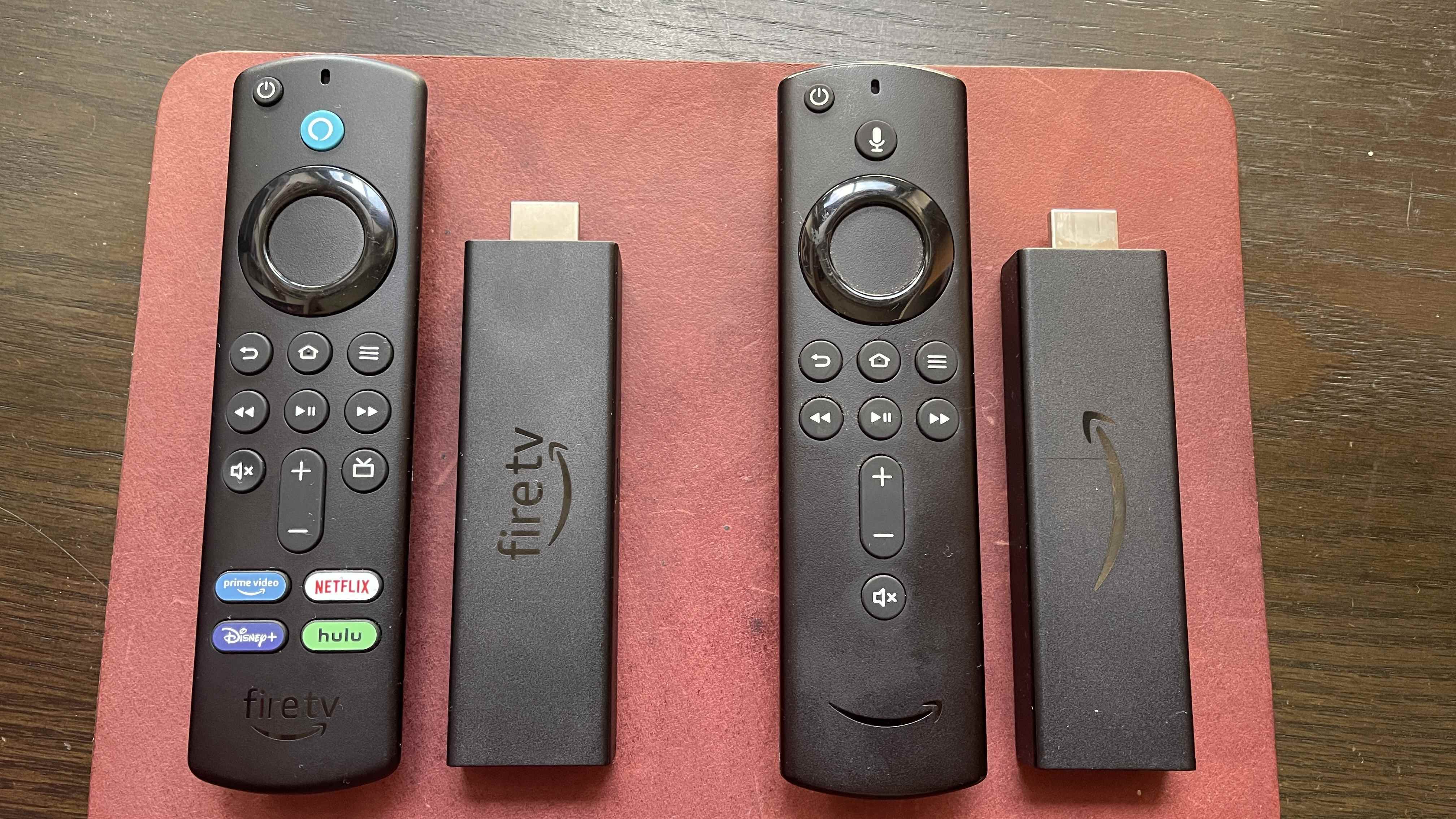 Amazon Fire TV Stick 4K Max et télécommande avec Amazon Fire TV Stick 4K et sa télécommande