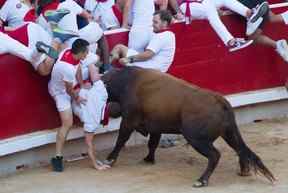 MT, 25 ans, un coureur de Sunrise, en Floride, selon le bureau de presse international de la mairie de San Fermin, est encorné à la jambe par un taureau du ranch Cebada Gago, à l'arène le sixième jour du festival de San Fermin, Pampelune , Espagne, 11 juillet 2022. Alejandro Velasco/Navarra.com/Handout via Reuters