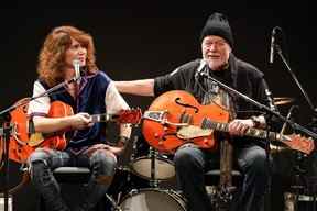 Le musicien japonais Takeshi (à gauche) et le musicien canadien Randy Bachman (à droite) font des gestes sur scène à Tokyo, au Japon, le vendredi 1er juillet 2022.