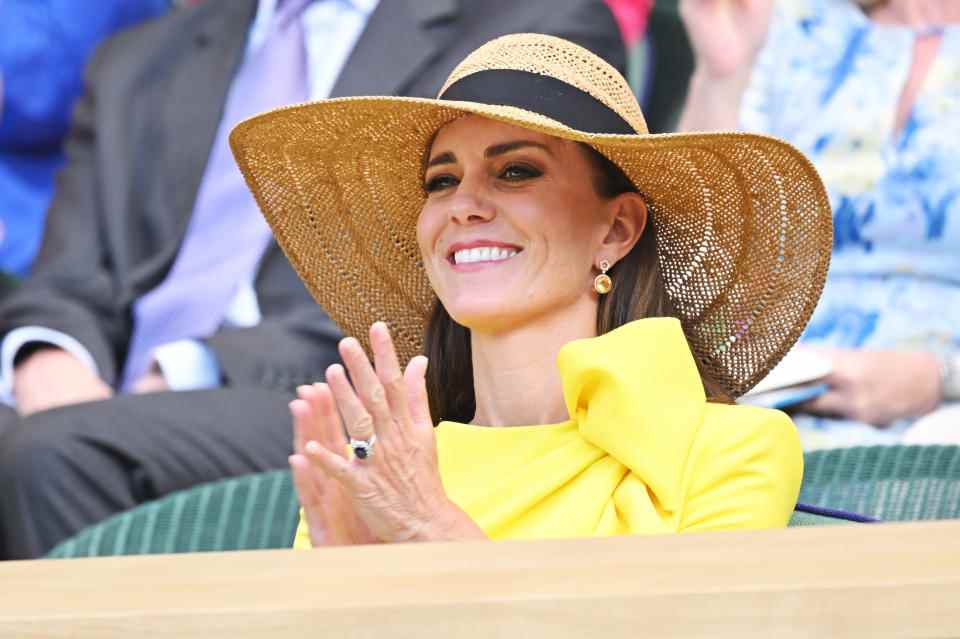 À un moment donné, en regardant le match, elle s'est gardée au frais dans un chapeau de paille.  (Getty Images)