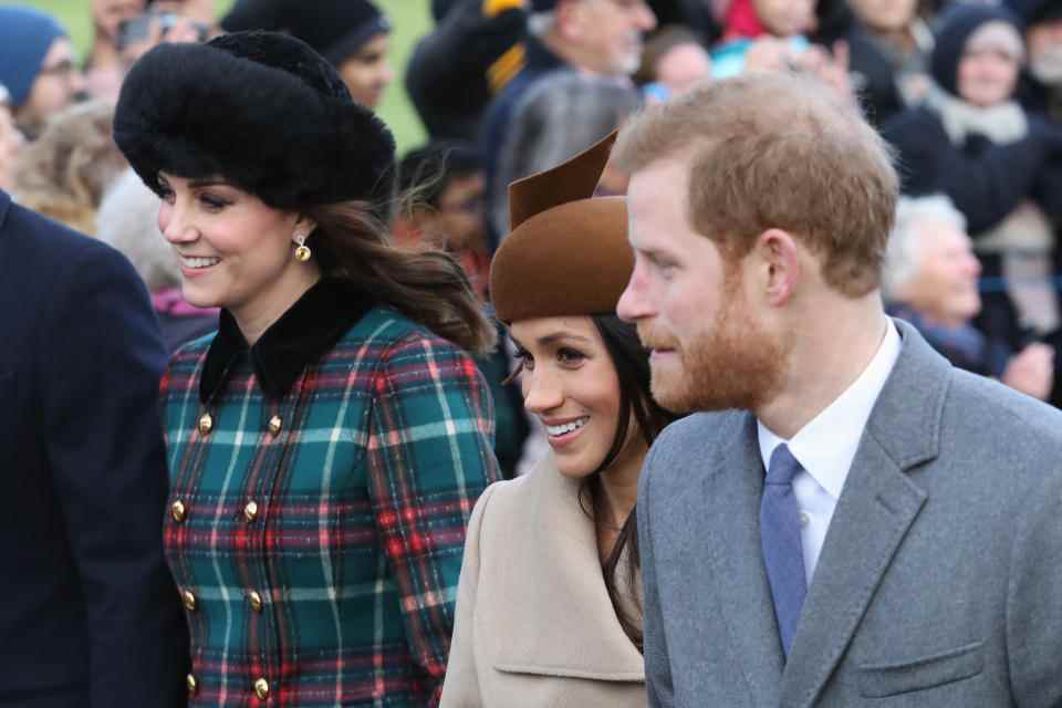 Elle a également porté les boucles d'oreilles pour le service religieux du jour de Noël à Sandringham en 2017. (Getty Images)