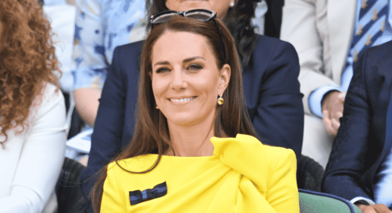 La duchesse de Cambridge porte une robe jaune et des boucles d’oreilles en diamant pour la finale de Wimbledon