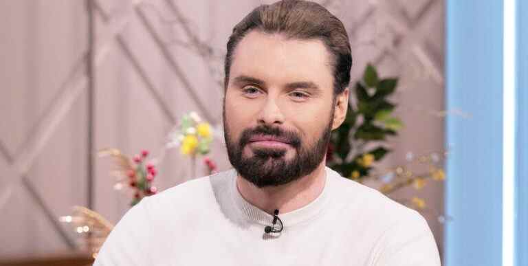 Rylan Clark insiste sur le fait qu'il est célibataire suite aux rumeurs de relation avec la star d'Ex On The Beach

