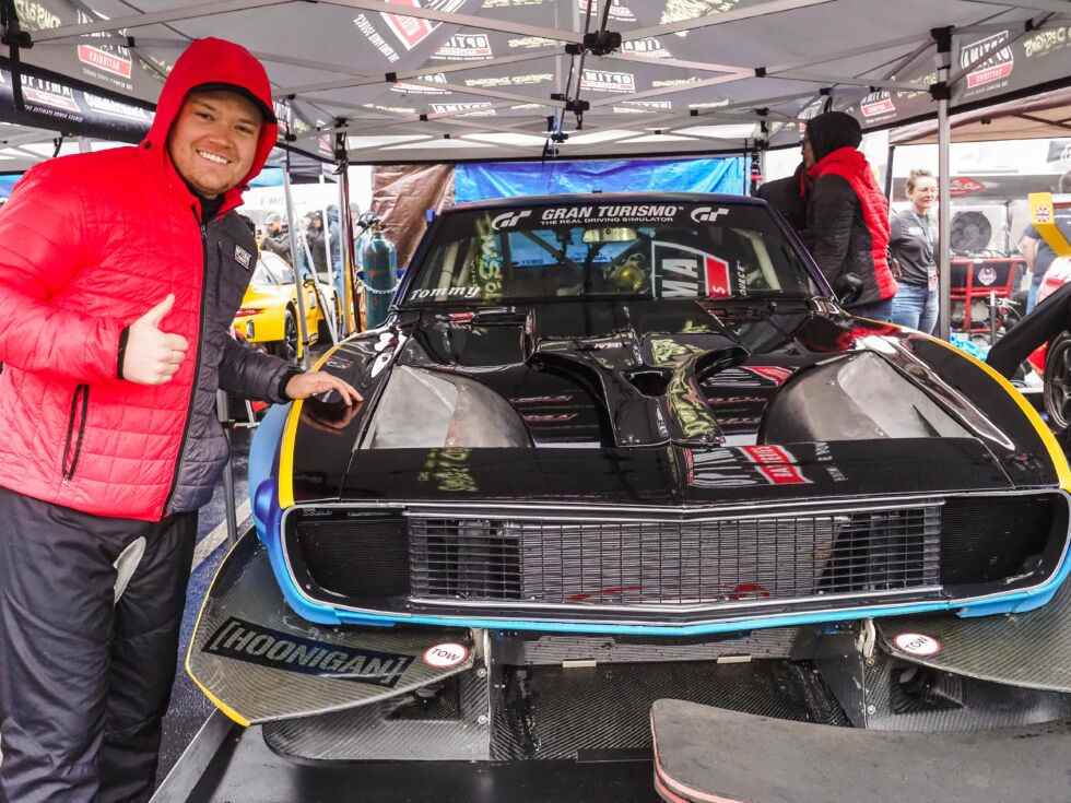 Tommy Boileau posant avec sa Chevy Camaro de 1967.  Mis à part le panneau de toit d'origine de la voiture, sa seule pièce entièrement d'origine, le véhicule est une bête hautement modifiée, avec un moteur LS biturbo qui produit environ 1 000 chevaux.