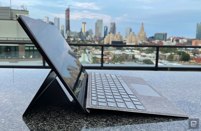 La Microsoft Surface Pro 8, photographiée sur un toit-terrasse avec le folio du clavier attaché.