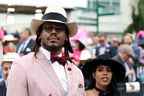 Le joueur de la NFL, Cam Newton, regarde une course undercard avant le déroulement du 148e Kentucky Derby à Churchill Downs le 07 mai 2022 à Louisville, Kentucky.  (Photo de Gunnar Word/Getty Images)