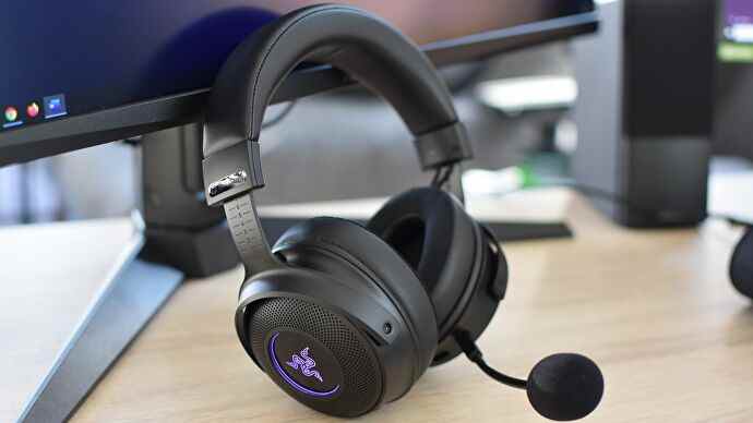 Le casque de jeu Razer Kraken V3 Pro appuyé contre un moniteur.