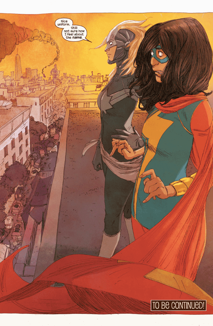 Kamala Khan et Carol Danvers se tiennent sur un toit.  Kamala est choquée que Carol soit là, car Carol dit 