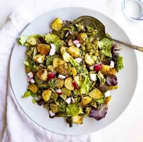 Salade de pommes de terre au pesto avec l'aimable autorisation de Pulses.org.