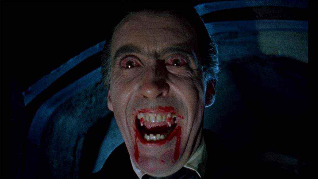 Christopher Lee avec des yeux injectés de sang et des crocs ensanglantés dans Dracula en 1958.