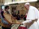 Le pape François tient une audience dans la salle Clémentine du Palais apostolique avec des délégations autochtones du Canada au Vatican, le 1er avril 2022. 