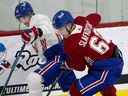 Ryan Hopkins, à gauche, et Juraj Slafkovsky lors du camp d'entraînement des Canadiens de Montréal, à Brossard, le lundi 11 juillet 2022.