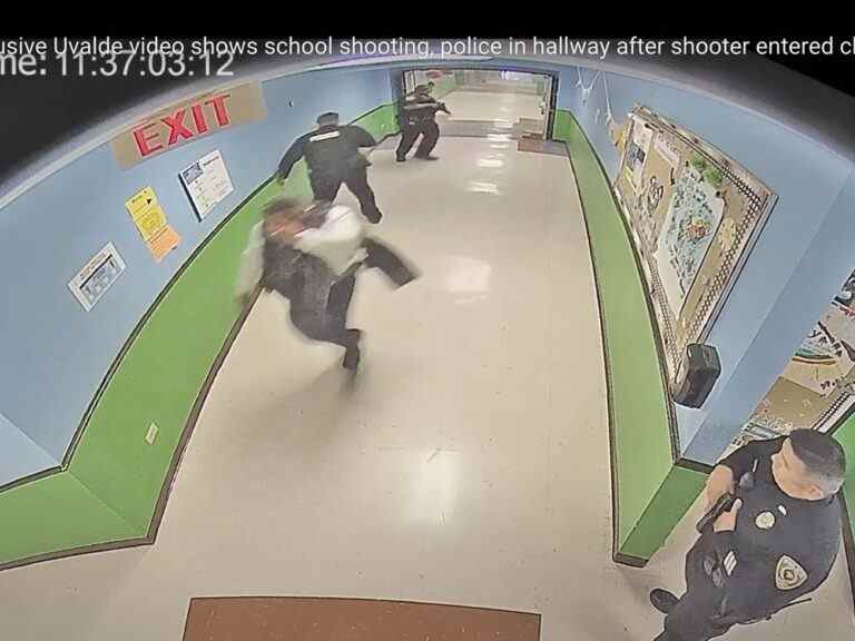 Une vidéo montre la police attendant à l’école d’Uvalde pendant qu’un homme armé massacre des enfants