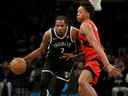 L'attaquant des Brooklyn Nets Kevin Durant (7) contrôle le ballon contre l'attaquant des Raptors de Toronto Scottie Barnes (4) au cours du quatrième quart-temps au Barclays Center en décembre 2021.