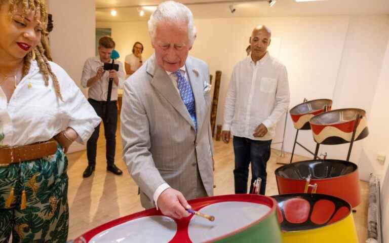 Le prince Charles se prépare pour un solo de batterie avant le retour du carnaval de Notting Hill