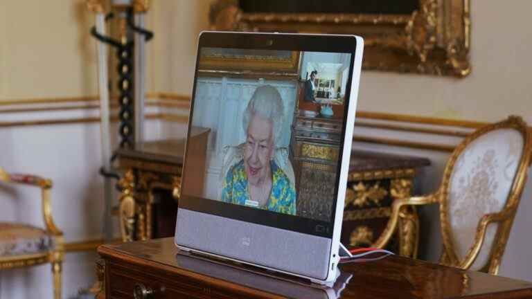 Queen apparaît à l’écran pour un public virtuel