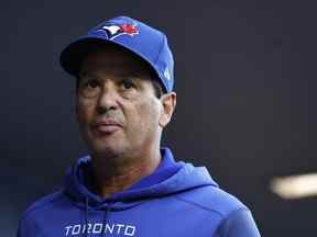 Le manager Charlie Montoyo # 25 des Blue Jays de Toronto regarde avant le match contre les Mariners de Seattle au T-Mobile Park le 07 juillet 2022 à Seattle, Washington.