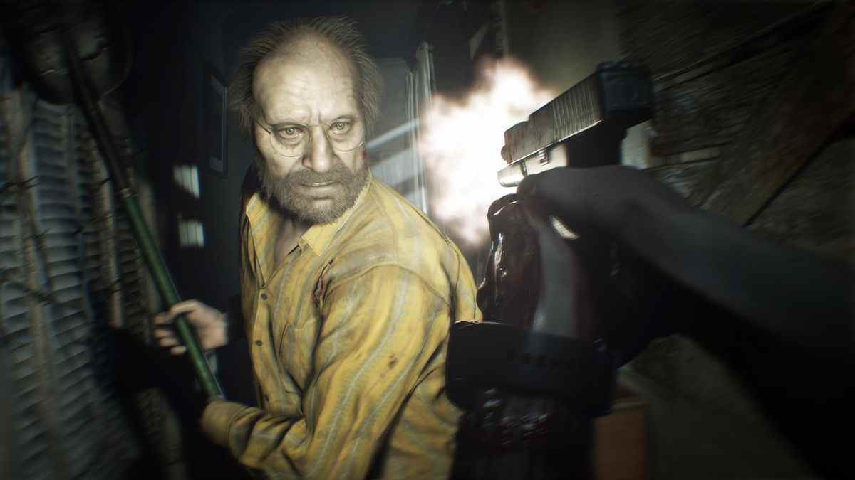 Dans cette capture d'écran de Resident Evil 7, on voit l'antagoniste Jack s'approcher du personnage principal avec une pelle levée, prêt à attaquer.  On peut voir les mains ensanglantées des personnages principaux, pointant un pistolet et tirant sur l'attaquant fou.