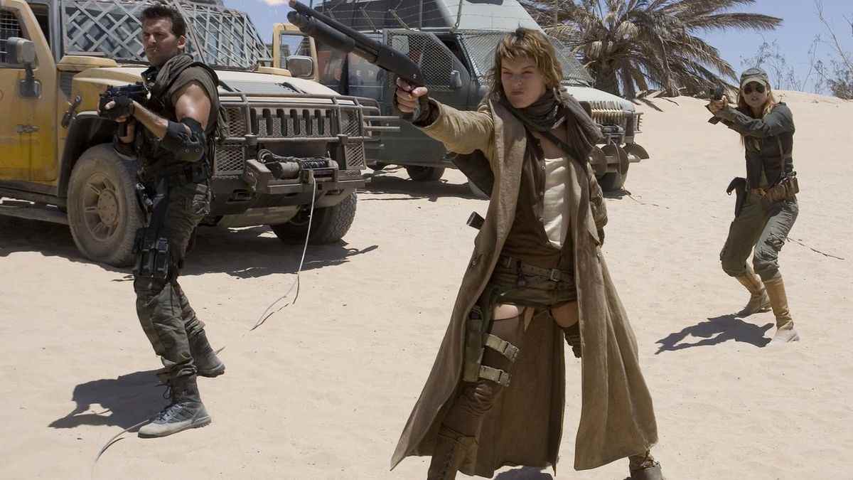 Carlos Olivera (Oded Fehr), Jill (Milla Jovovich) et Claire (Ali Larter) dans Resident Evil : Extinction.