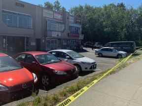 Un homme est mort après une fusillade ciblée jeudi matin dans le bloc 8200 de la 128e rue à Surrey.  Photo : Harold Munro.