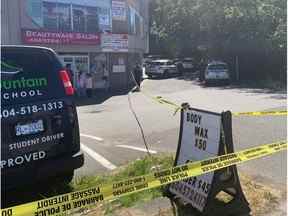 Un homme est mort après une fusillade ciblée jeudi matin dans le bloc 8200 de la 128e rue à Surrey.  Photo : Harold Munro.