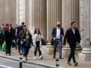 Les navetteurs du matin passent devant la Banque d'Angleterre dans la ville de Londres, au Royaume-Uni, le 27 janvier 2022.