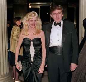 Cette photo d'archive prise le 4 décembre 1989 montre le milliardaire Donald Trump et sa femme Ivana arrivant à un engagement social à New York.