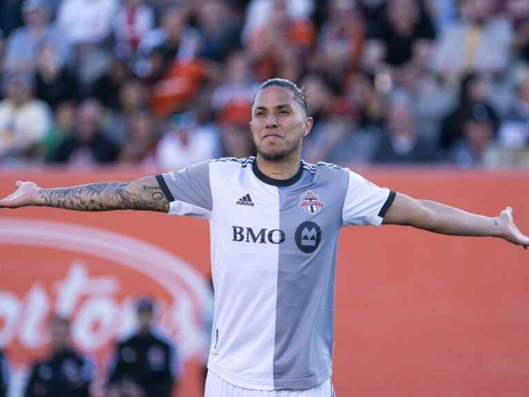 Le défenseur vedette Carlos Salcedo quitte le Toronto FC pour le Mexique d’un commun accord