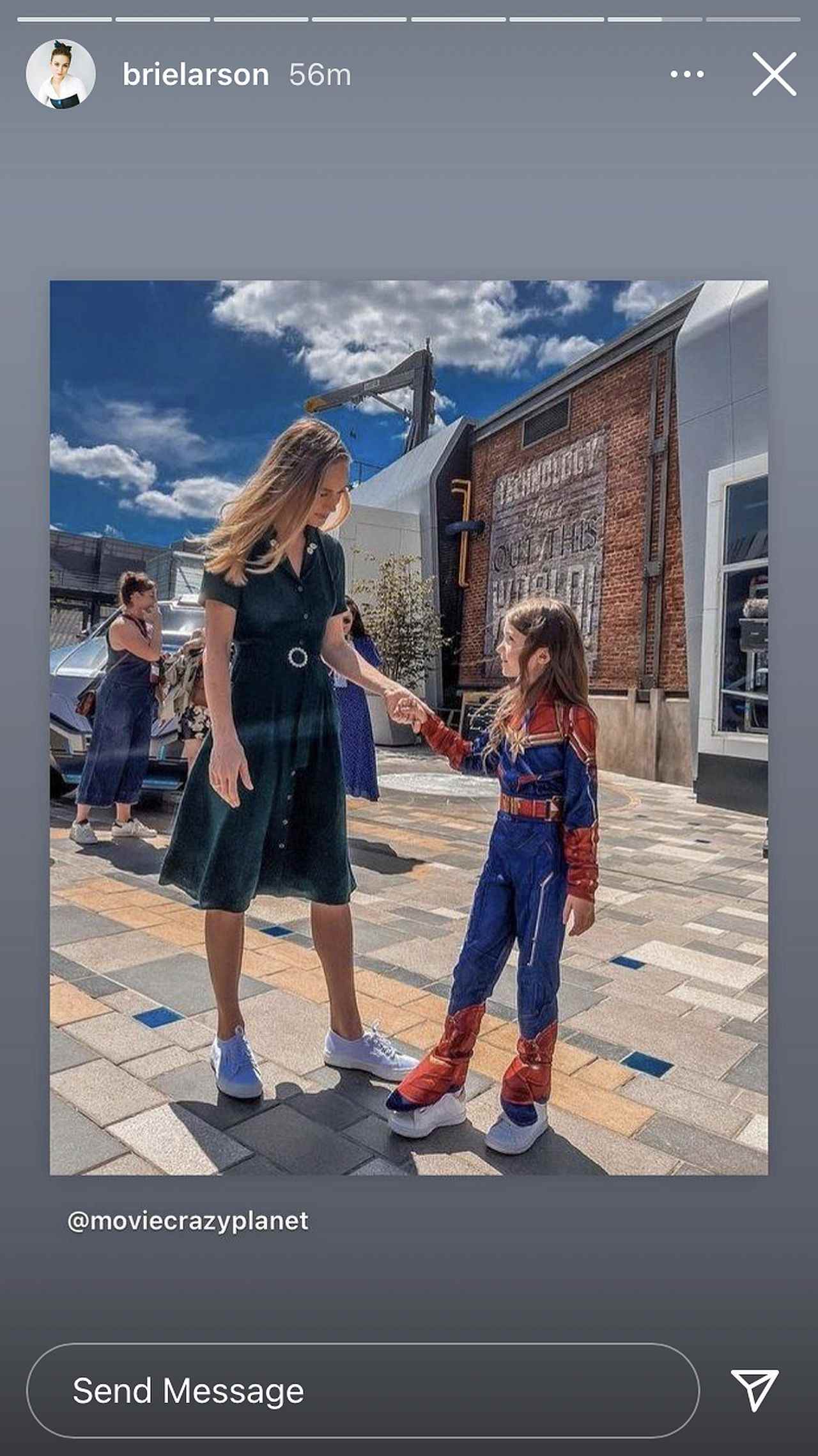 Brie Larson avec un enfant déguisé en Captain Marvel au Avengers Campus Disneyland Paris