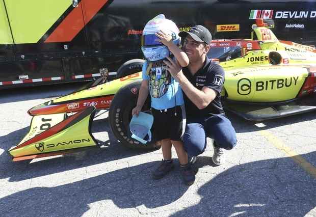 ARRÊT AU PIT SAUVEUR: Un coureur canadien d’IndyCar redonne à Sunnybrook