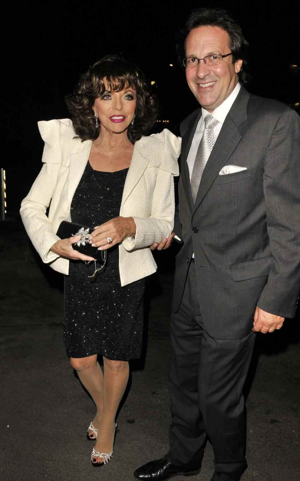 Des stars comme Joan Collins, photographiée avec son mari Percy Gibson lors de la fête du 30e anniversaire du restaurant, viendraient de loin pour visiter Le Caprice – Can Nguyen/Shutterstock