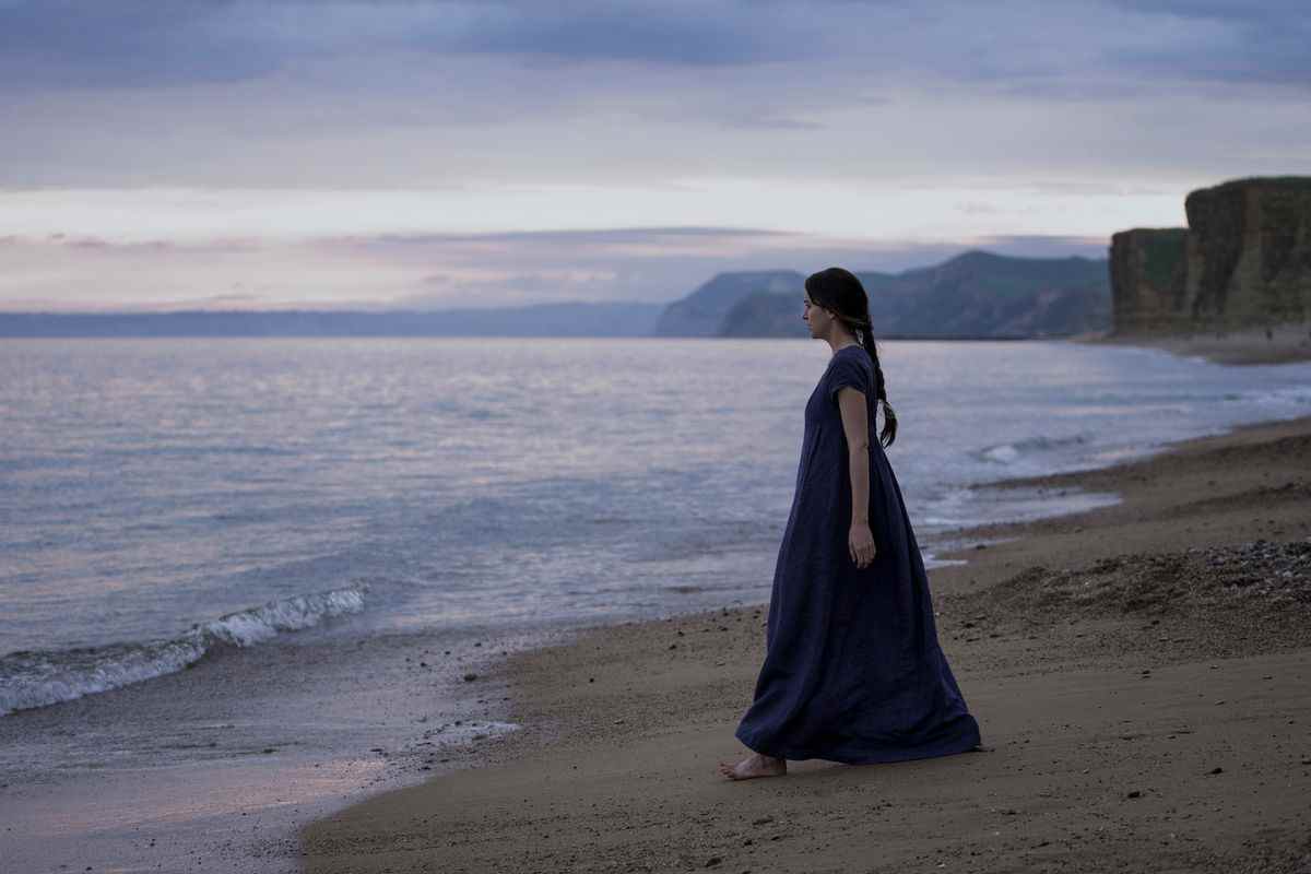 Anne sur le point de marcher dans l'océan 