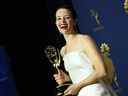 Claire Foy pose avec son Emmy lors de la 70e cérémonie des Emmy Awards au Microsoft Theatre de Los Angeles, le 17 septembre 2018.