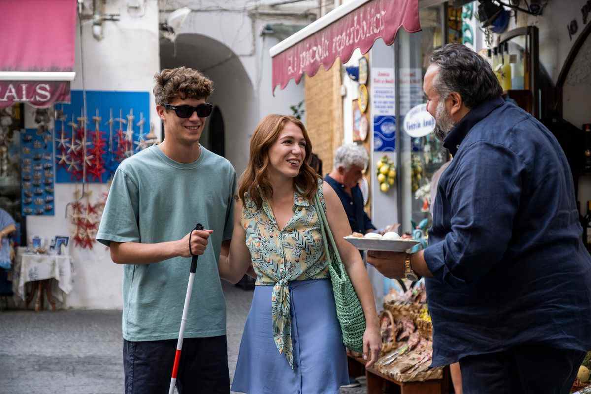 Lorenzo Zurzolo comme Vincenzo, Ludovica Martino comme Camilla dans Under The Amalfi Coast.