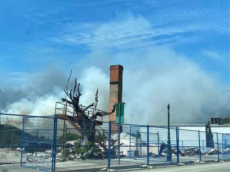 Des équipages luttent contre un feu de forêt près de Lytton, en Colombie-Britannique