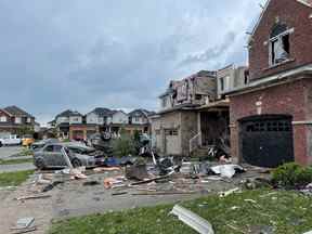 Vue générale des débris à la suite d'une éventuelle tornade à Barrie le 15 juillet 2021.