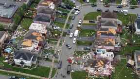 Une vue aérienne montre des bâtiments endommagés dans une banlieue à la suite d'une tornade à Barrie le jeudi 15 juillet 2021.