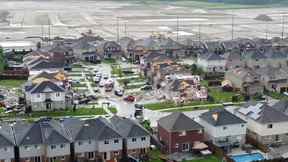 Une vue aérienne montre des bâtiments endommagés dans une banlieue à la suite d'une tornade à Barrie le jeudi 15 juillet 2021. EDWARD LOVELESS VIA REUTERS