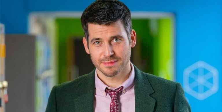 La star d'Ackley Bridge, Rob James-Collier, aborde le passage à des épisodes plus courts

