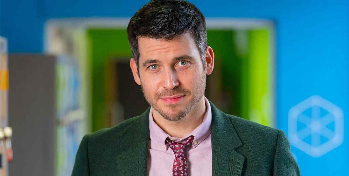 La star d'Ackley Bridge, Rob James-Collier, aborde le passage à des épisodes plus courts

