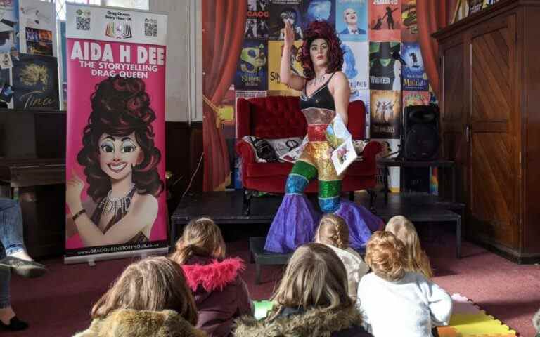 L’heure du conte drag queen pour les enfants du primaire suscite des réactions négatives de la part des parents